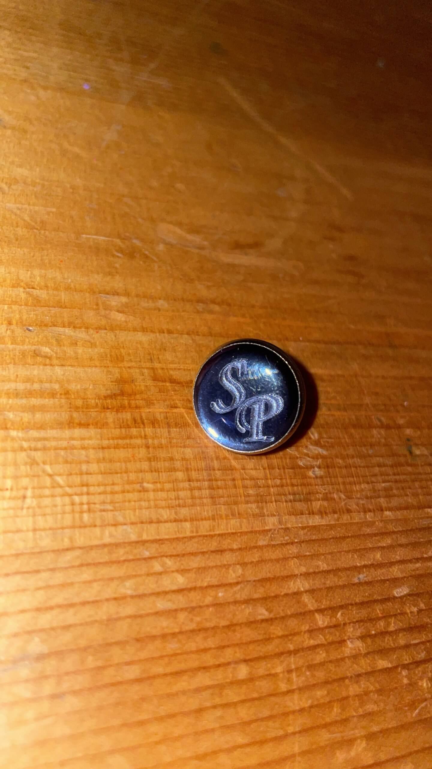 Bouton avec initiales gravées
